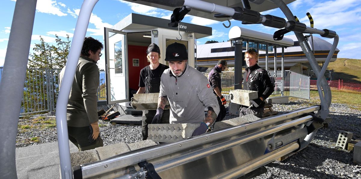 Des employés effectuent des contrôles de sécurité sur le télésiège Fers - Brion - Tête d'Aï à Leysin, en plaçant des briques sur les sièges.
