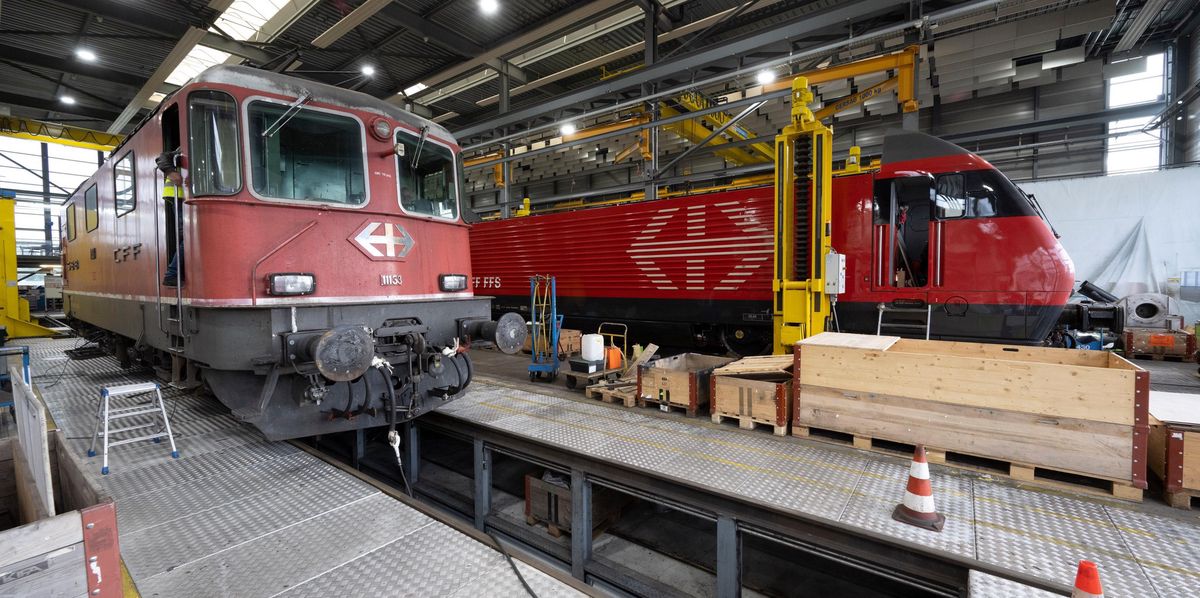 Ateliers CFF d'Yverdon, locomotive 420 et nouvelle locomotive RE 460 en révision, 27 septembre 2022.