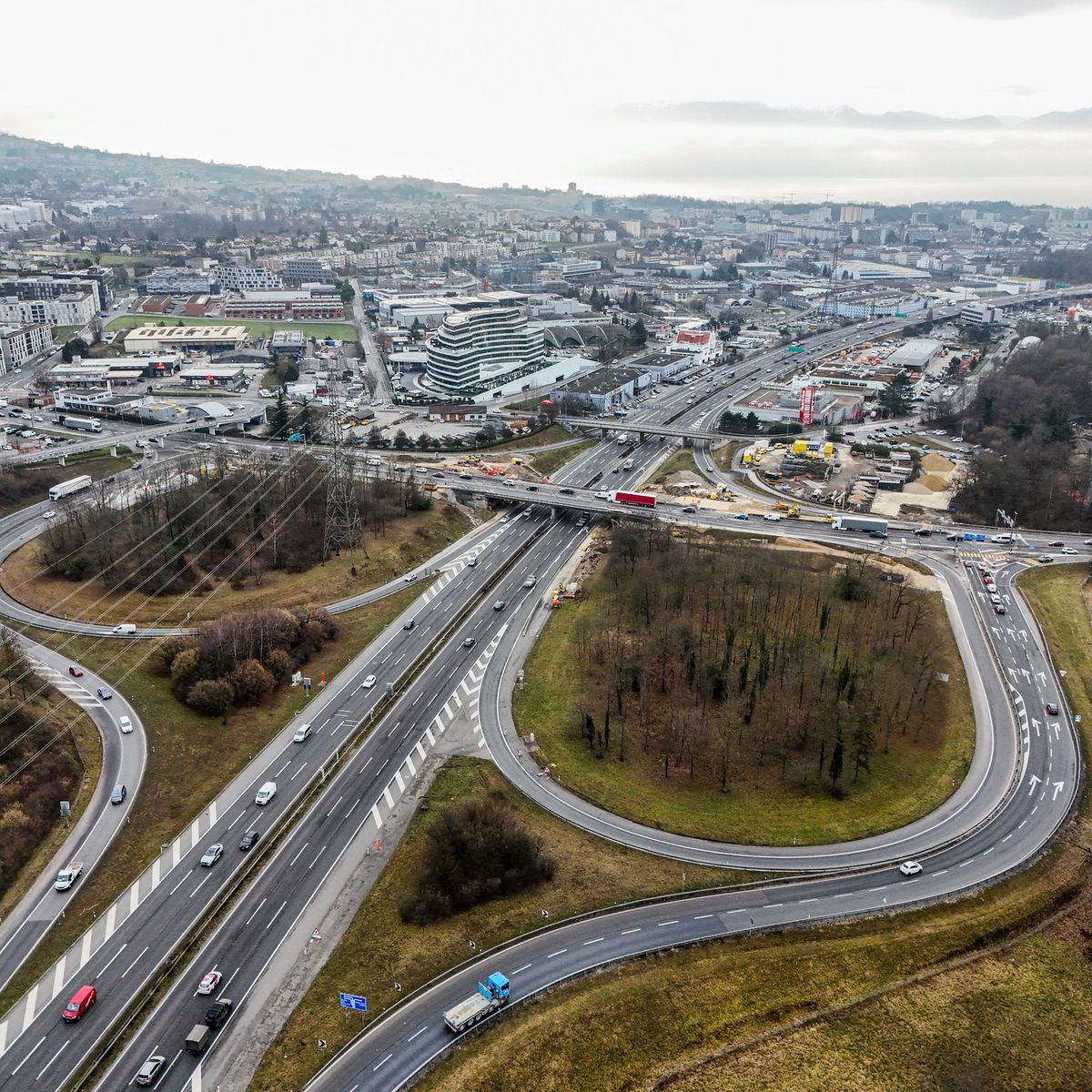 Vue aérienne de l’autoroute près de Lausanne avec des bâtiments, dont le Millenium, à Crissier, le 7 février 2024, lié à l’étude sur le besoin croissant de bureaux.
