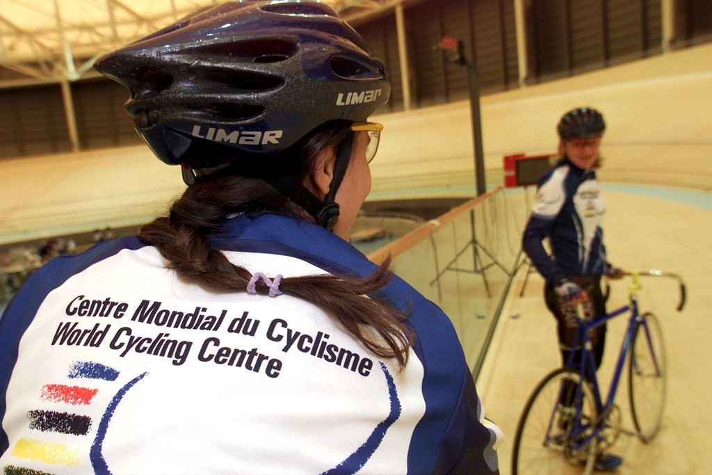 Des cyclistes d'elite partent rouler sur le nouveau velodrome du Centre Mondial du Cyclisme, CMC, ce mardi 9 avril 2002 a Aigle, Vaud. Le centre sera inaugure ce dimanche 14 avril. Le CMC a ete contruit en deux ans et regroupe notamment le siege administratif de l'Union Cycliste International, UCI, un velodrome couvert en bois de 200m et un centre d'entrainement, de formation pour toutes les specialites du cyclisme, route, piste, VTT, cyclo-cross, BMX, trial, cyclisme en salle. Des formations et entrainements seront dispenses pour d'autres disciplines sportives, telles que gymnastique artistique, GRS trampoline, volleyball ou basketball grace a la polyvalence des infrastructures du centre. (KEYSTONE/Fabrice Coffrini)