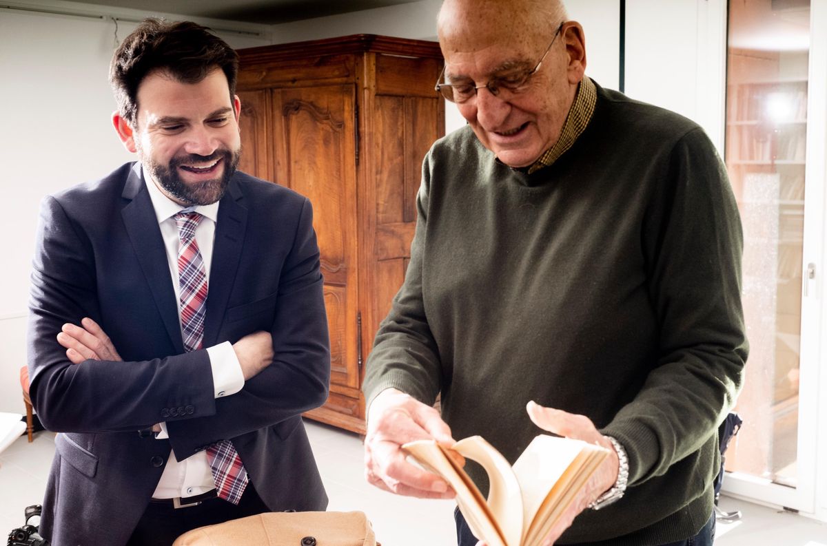 Élu à la tête du groupe parlementaire PLR, Damien Cottier a souhaité rencontrer ses prédécesseurs. Sa première visite l’a conduit chez Pascal Couchepin.
 © Louis Dasselborne