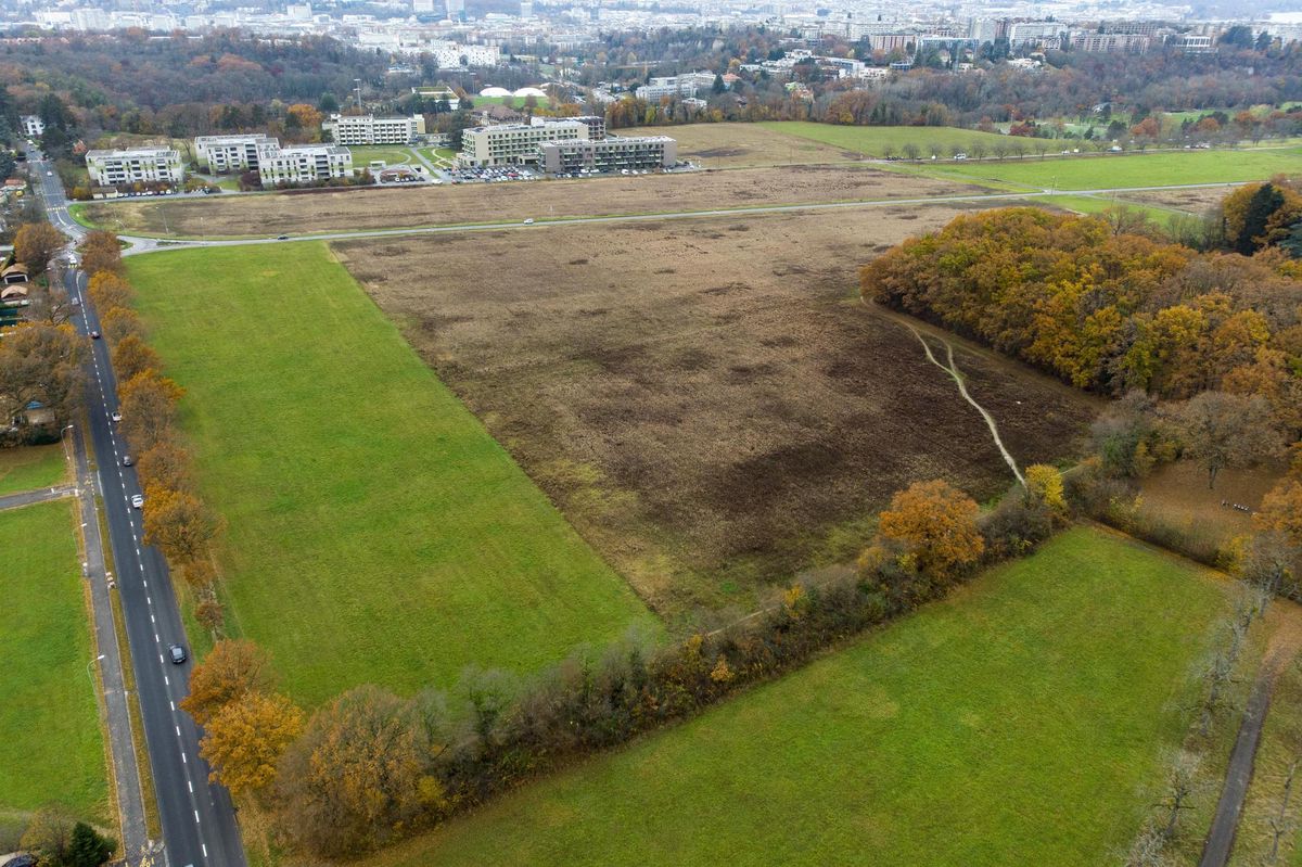 La parcelle située à l’est de la route de Vessy (au centre de la photo) est destinée à accueillir le projet immobilier des Grands Esserts.