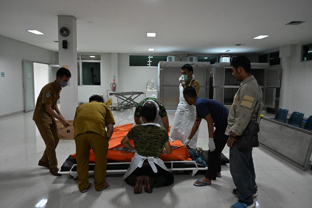 Les secours transportent le cadavre d’une personne à Cimacan le 21 novembre 2021.