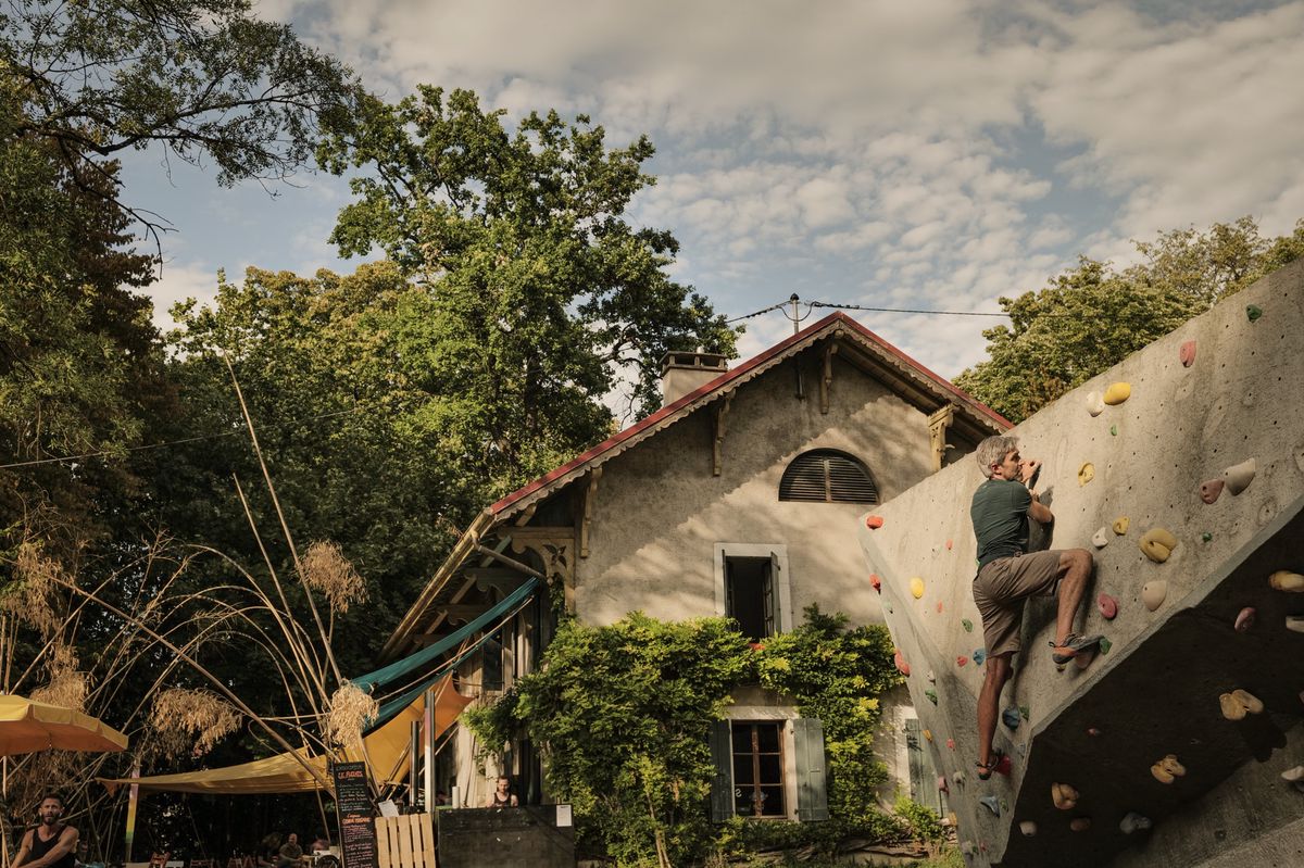 À la différence de l’escalade dite «de voie», le bloc consiste en des murs de quelques mètres de haut, sur lesquels on grimpe sans corde.