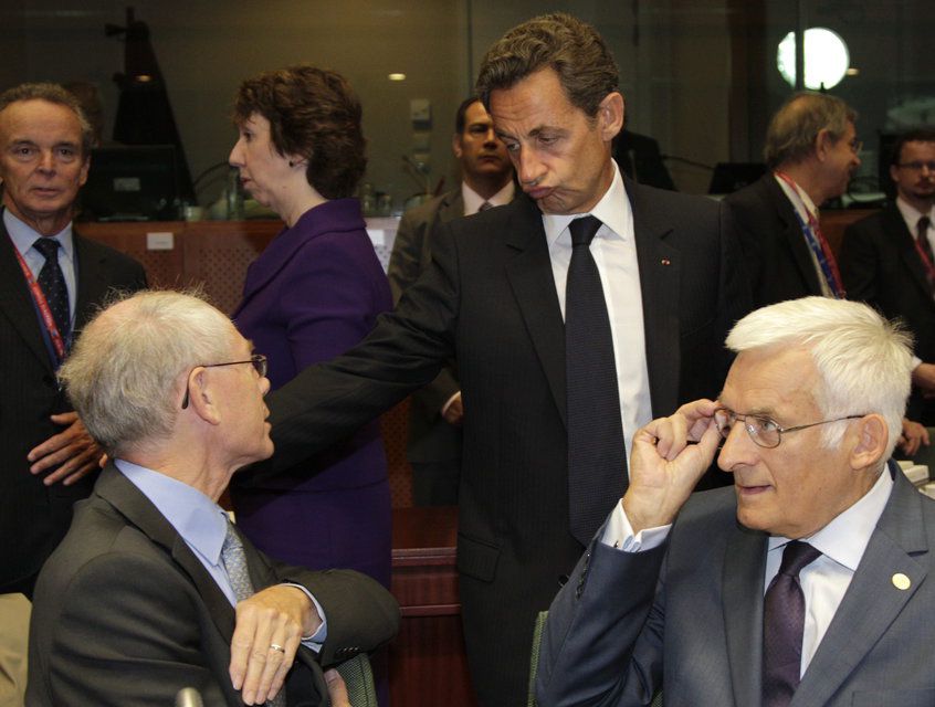 Noch ist der Streit zwischen Frankreich und der EU-Kommission nicht geschlichtet: Am EU-Gipfel in Brüssel diskutiert Nicolas Sarkozy (zweiter von rechts) mit Herman Van Rompuy, dem Präsidenten des Europäischen Rates (vorne links) und dem EU-Parlamentspräsidenten Jerzy Buzek (vorne rechts).