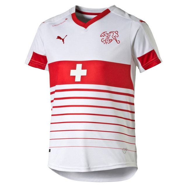 ...und so schaut nun das Auswärtsdress aus, wie Puma am Dienstag bekannt gab. Ein Muster, fast so wild wie 1991. Nur hat kein Schweizer Spieler mehr eine Frisur wie Heinz Hermann.