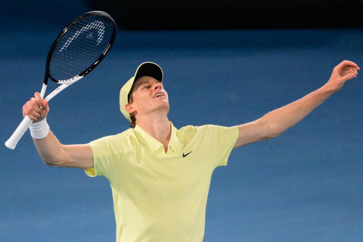 Jannik Sinner, vêtu de jaune, célèbre sa victoire lors de la finale de l’Open d’Australie 2025 à Melbourne.