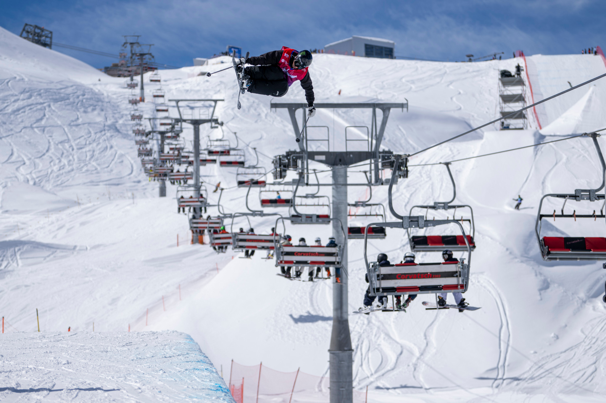 Un skieur freestyle