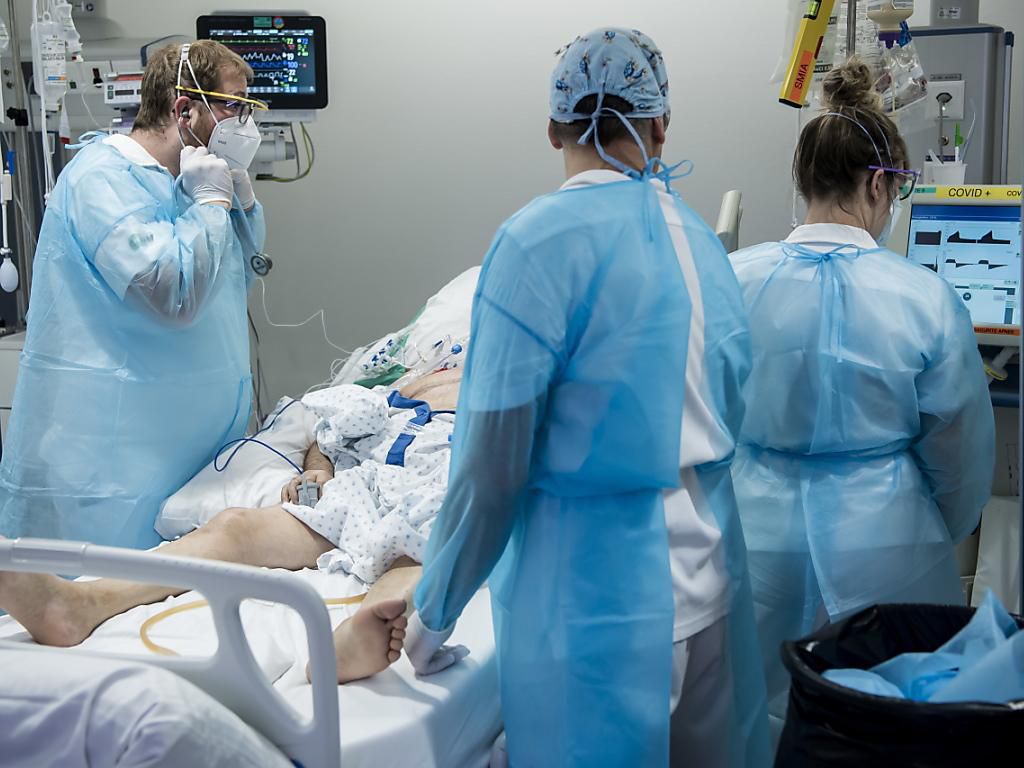 Une équipe médicale au chevet d’un patient Covid dans une unité de soins intensifs au CHUV. Une équipe médicale au chevet d’un patient Covid dans une unité de soins intensifs au CHUV.