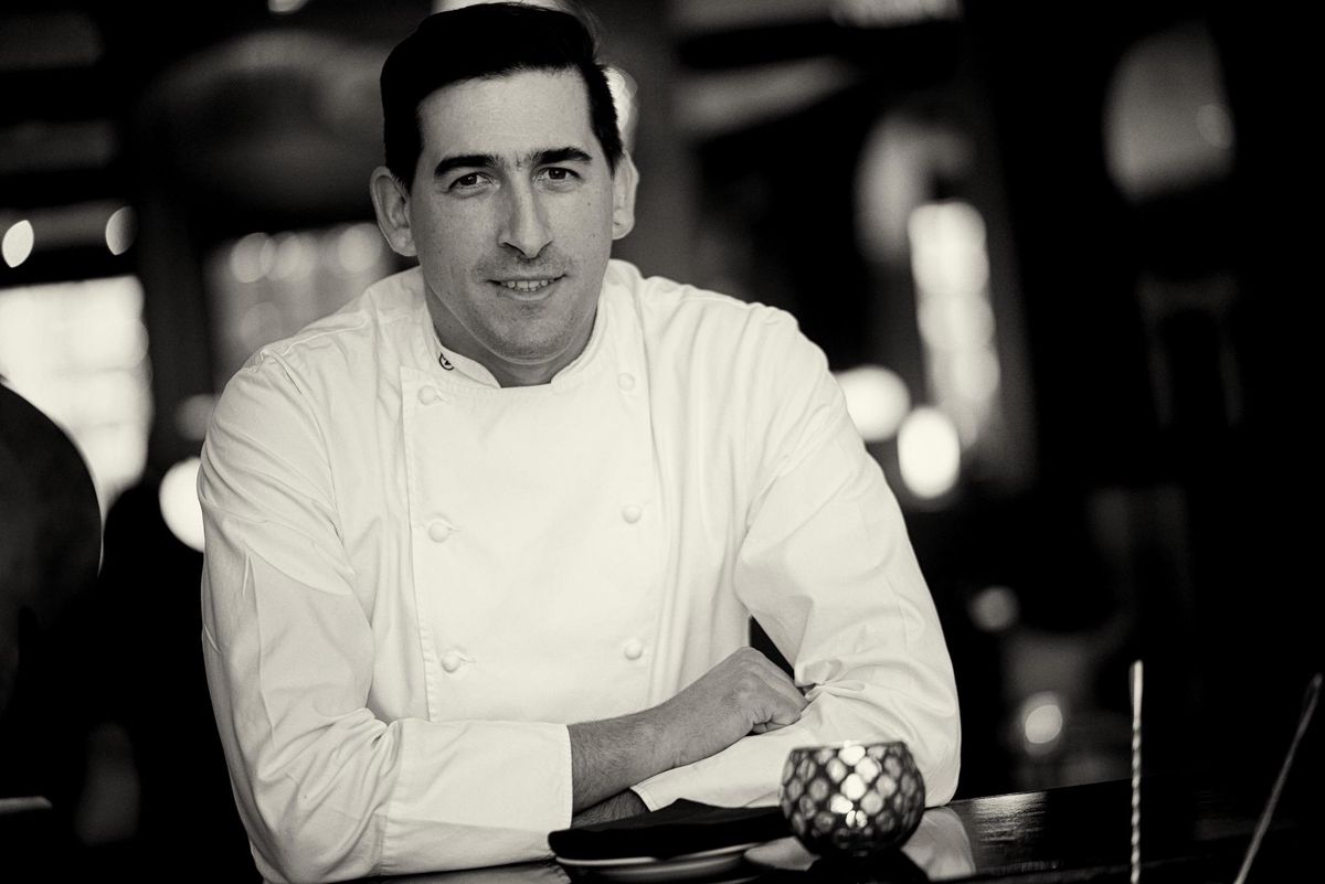 Victor Moriez, à droite, avec le président du Prix Taittinger suisse, Stéphane Décotterd, dans le nouveau restaurant de ce dernier à Glion.