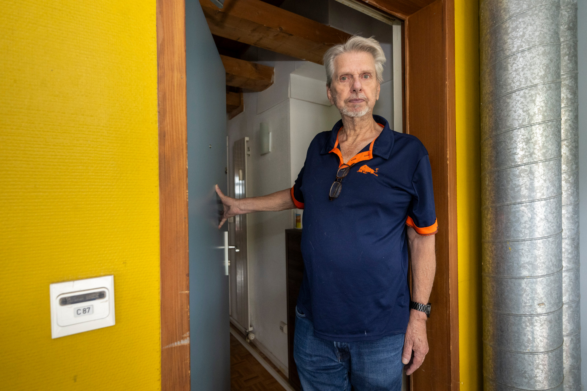 Christian Soulié, 72 ans, devant la porte de son appartement à Vevey, victime d’une infestation de puces de lit depuis 5 ans.