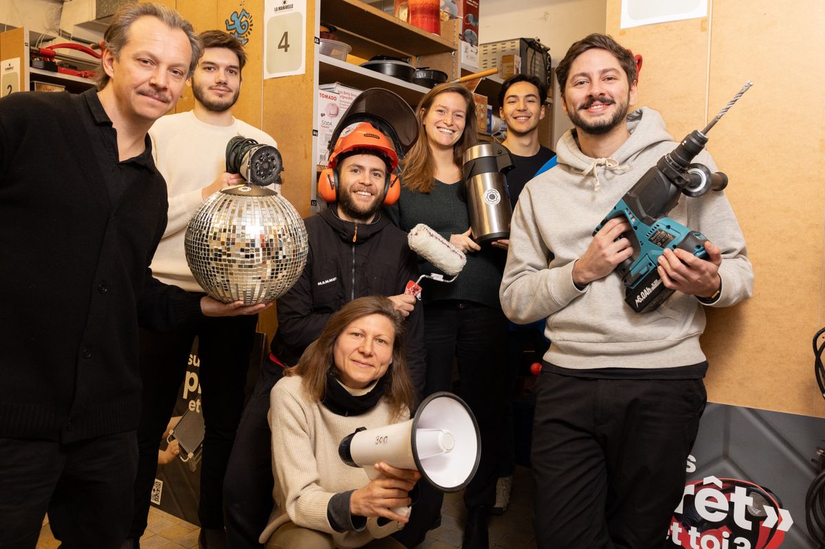 Debout de gauche a droite: Aurelien (responsable formation), Benjamin (en formation), Robert (directeur), Solen (responsable communication), Hugo (apprenti mediamaticien), Julien (responsable partenariat), accroupis: Aneta (responsable administrative), lors du portrait des membres de la manivelle (la bibliotheque d'objet de Geneve), le jeudi 21 decembre 2023 a La Manivelle, a Geneve (Bastien Gallay / Tamedia)