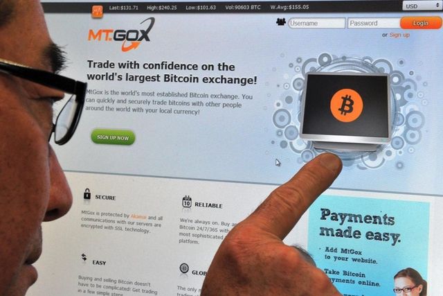 L'inquiétude monte au sein des utilisateurs de bitcoins depuis que MtGox, l'une des plus anciennes et importantes plate-formes d'échanges de cette monnaie, a stoppé toute possibilité de retrait le 7 février.