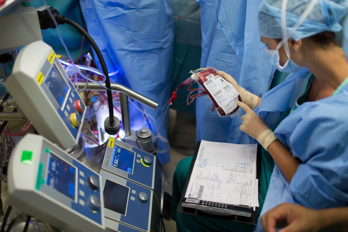 Herzopertaion an ein Klein Kind bei Prof Rene Pretre in der CHUV in Lausanne. Bitte kein Genau Datum schreiben, nur August 2013.


DER NAME UND GEBURTSDATUM DER PATIENT WURDE AUF DER BLUT BEUTEL DIGITAL WEGRETOUCHIERT.
(KEYSTONE/Gaetan Bally)