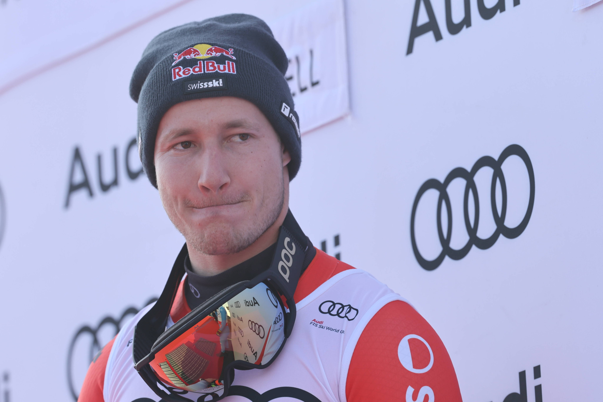 Marco Odermatt mit Red-Bull-Mütze und Skibrille nach dem Gesamtsieg in der Abfahrt beim Ski-Weltcup in Kvitfjell.