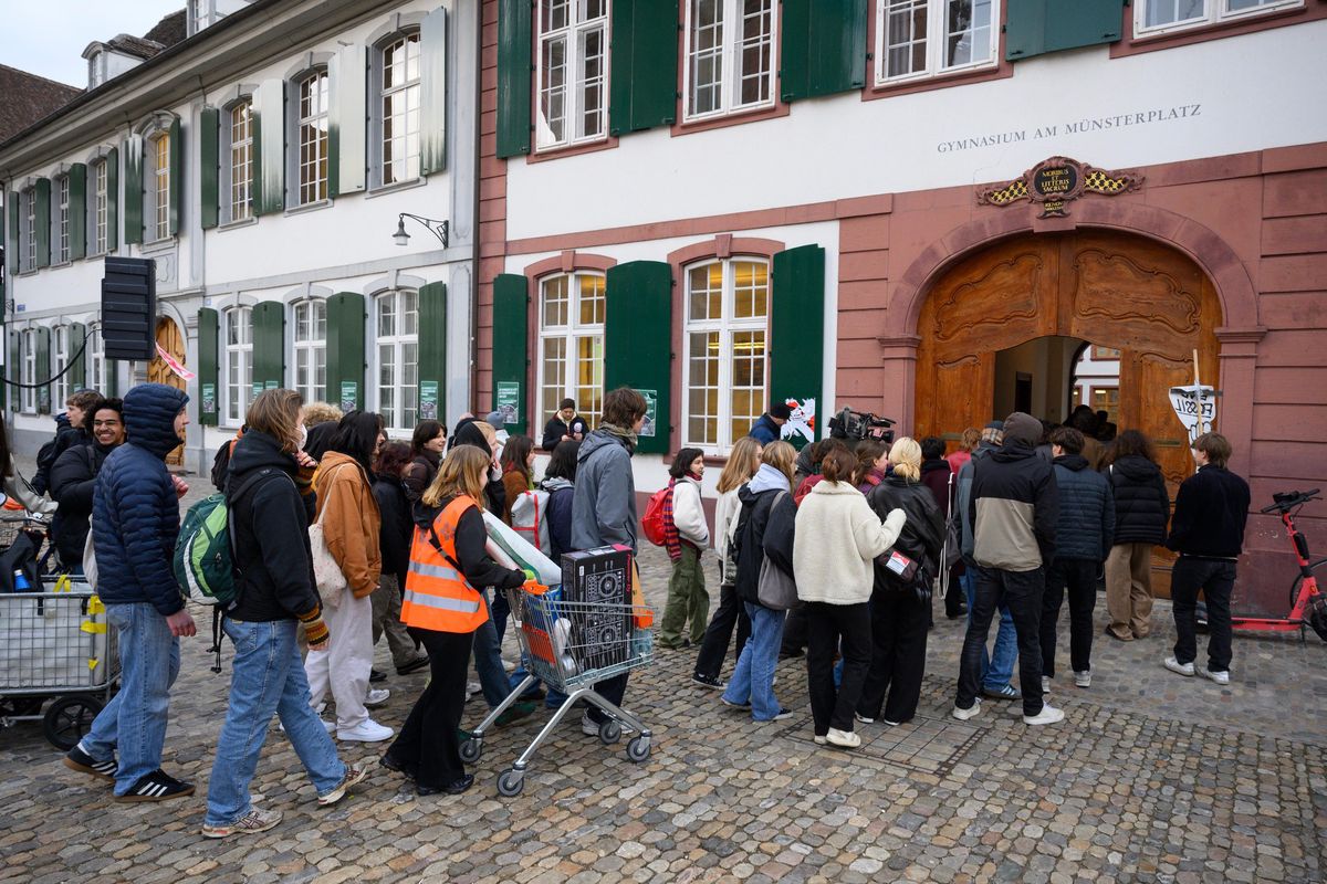 «End Fossil Basel» Sie besetzen eine Basler Schule und werden
