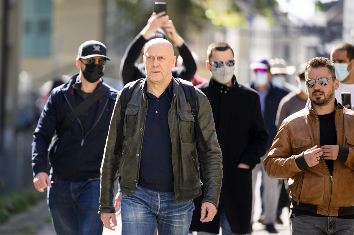 epa10885791 French-Swiss far-right writer Alain Soral (C) arrives at the courthouse for his appeal trial for homophobia against a journalist, in Lausanne, Switzerland, 27 September 2023.  EPA/LAURENT GILLIERON
