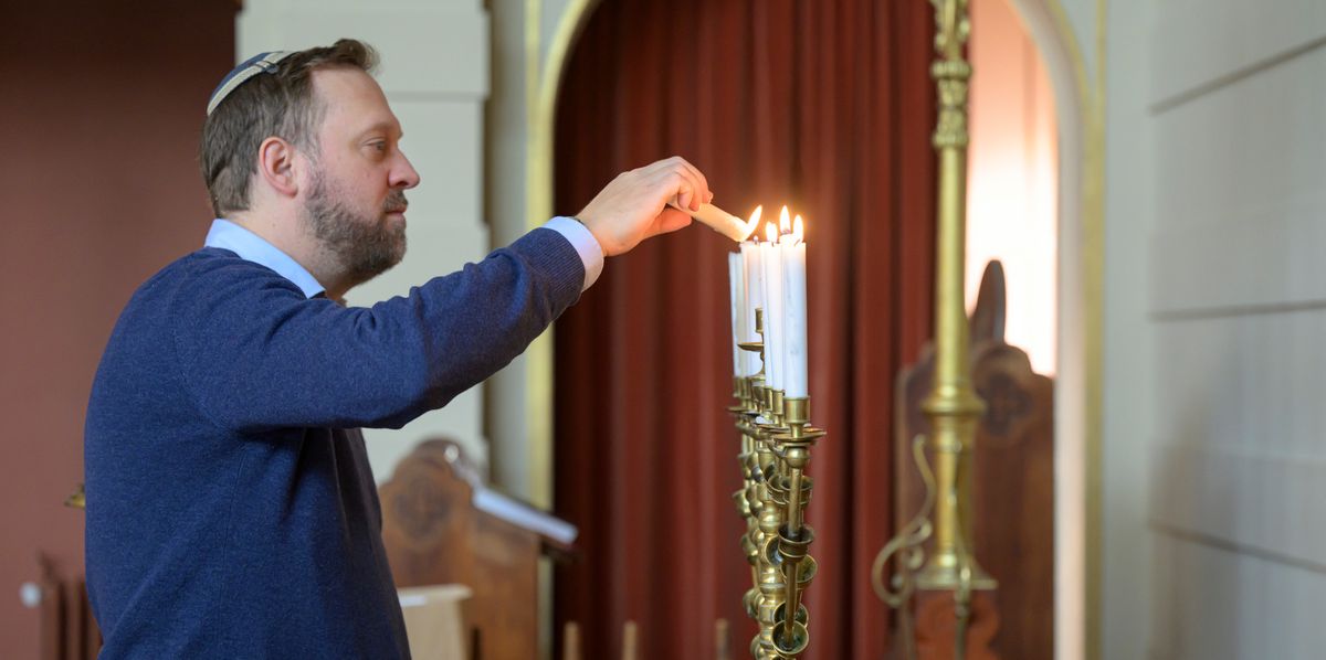 Jehoschua Ahrens, Rabbiner in Bern
zuendet den Chanukkialeuchter an. Dies ist ein achtarmige Leuchter mit einem neunten Dienerlicht. 


 
© Franziska Rothenbuehler | TAMEDIA AG 