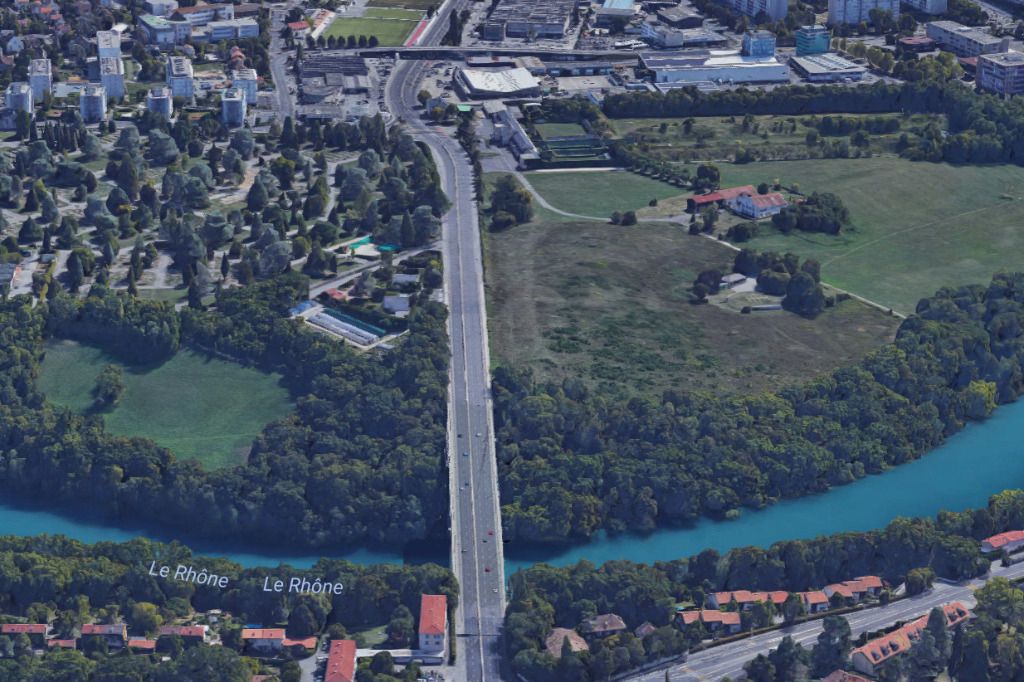 Un chauffard sans permis double une voiture de police