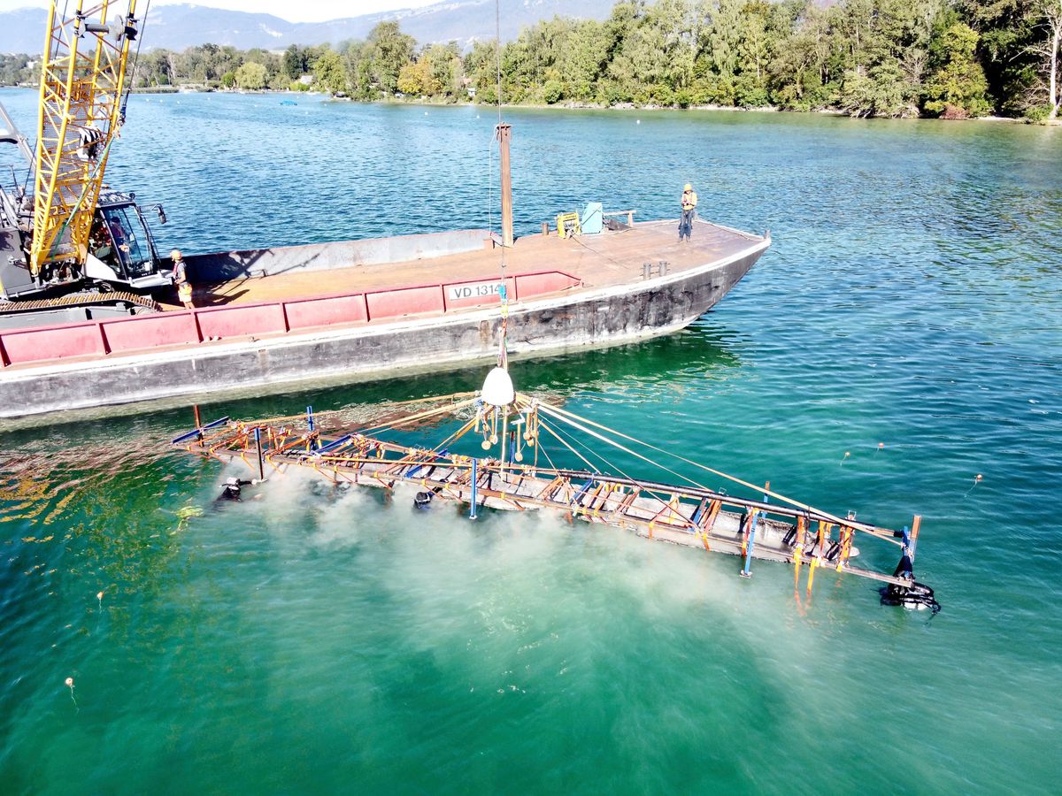 Il a fallu fabriquer un châssis sur-mesure pour sangler le vestige par 3,5 m de fond et l’extraire du fond du lac sans l’endommager.