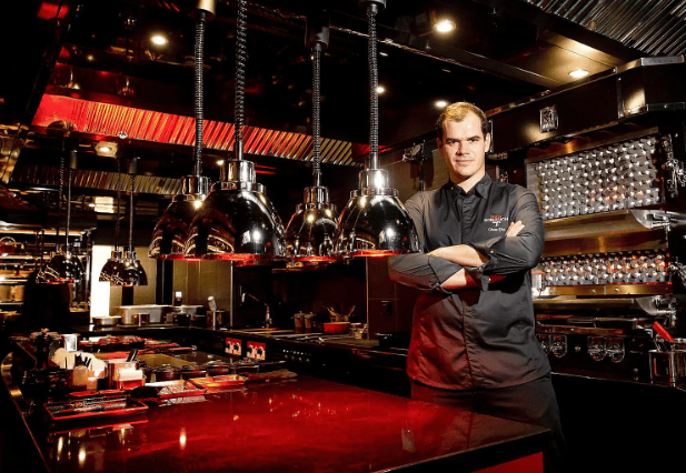 Le chef de cuisine Olivier Jean veille à respecter l’exigence de la cuisine de Joël Robuchon.