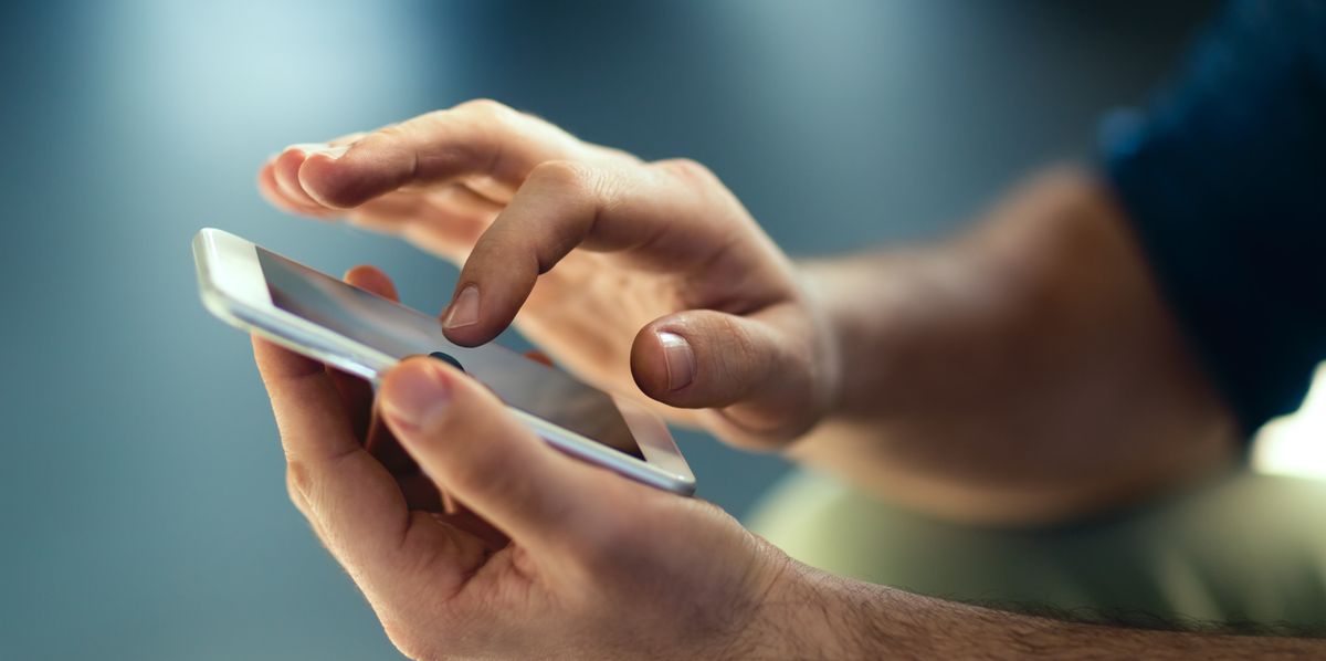 Une personne tenant un smartphone entre ses mains.