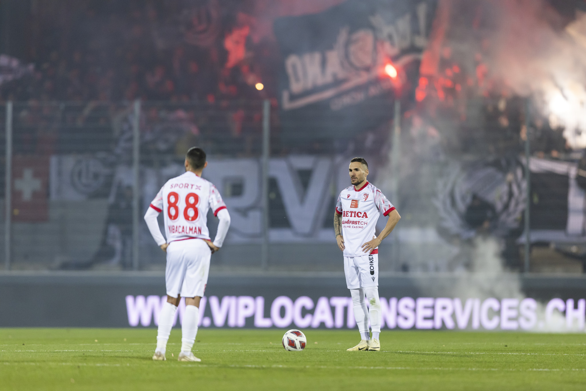 La deception du milieu valaisan Ali Kabacalman, gauche, avec l'attaquant valaisan Dejan Sorgic, droite, apres le deuxieme but (0:2) lors de la demi-finale de la Coupe de Suisse de football entre FC Sion et FC Lugano le samedi 27 avril 2024 au stade de Tourbillon a Sion. (KEYSTONE/Cyril Zingaro)