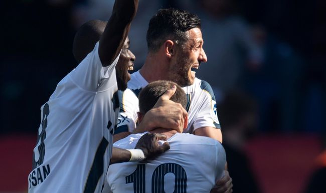 27.02.2022; Zuerich; Fussball Super League - FC Zuerich - FC Basel;
Noah Katterbach (Basel) foult Fidan Aliti (Zuerich) im Strafraum
(Claudio De Capitani/freshfocus)