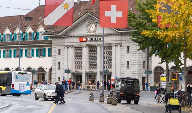 Gebäude mit zwei Fahnen.