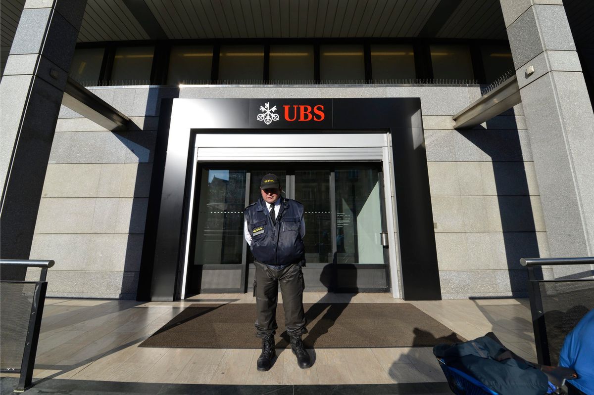 La banque UBS en face de la gare de Cornavin a Geneve a ete la cible d'un braquage avec prise d'otage de la famille d'un employe avant l'operation, ce mardi 24 septembre 2013. Selon la Police Genevois, un employe d'UBS est sorti devant l'agence pour y prendre une pause. Un inconnu s'est alors approche de lui et a montre une photo de sa famille, laquelle etait prise en otage a son domicile. Sous la menace, l'employe est entre dans la banque, a pris un sac contenant de l'argent et l'a remis a l'auteur. Celui-ci a pris la fuite. La famille retenue a ete retrouvee saine et sauve. (KEYSTONE/Christian Brun)....Ein Mitarbeiter der Bank UBS in Cornavin GE ist am Dienstagnachmittag, 24. September 2014, Opfer einer Erpressers geworden. Der Bankangestellte uebergab Geld an den Mann, der angab, die Familienmitglieder des Mannes als Geiseln zu halten. Der Taeter konnte unerkannt fluechten. Die Familie ist wohlauf und in Sicherheit. Die Hoehe der Beute gaben die Behoerden noch nicht bekannt. (KEYSTONE/Christian Brun)