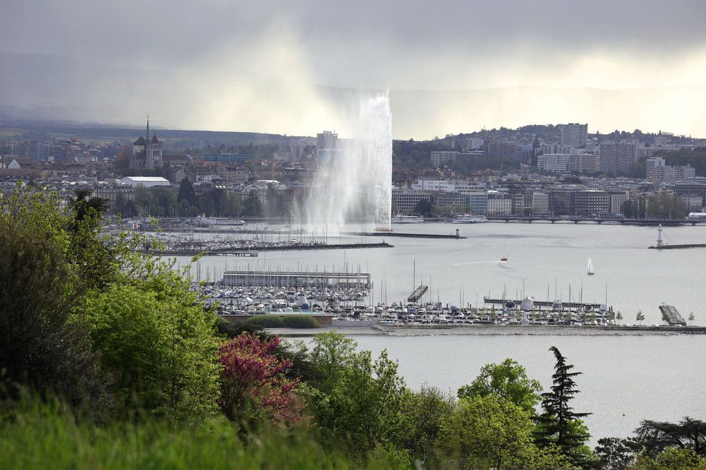 Vue aérienne depuis Cologny sur la rade de Genève avec le Jet d'eau sous un temps d'orage et de pluie.