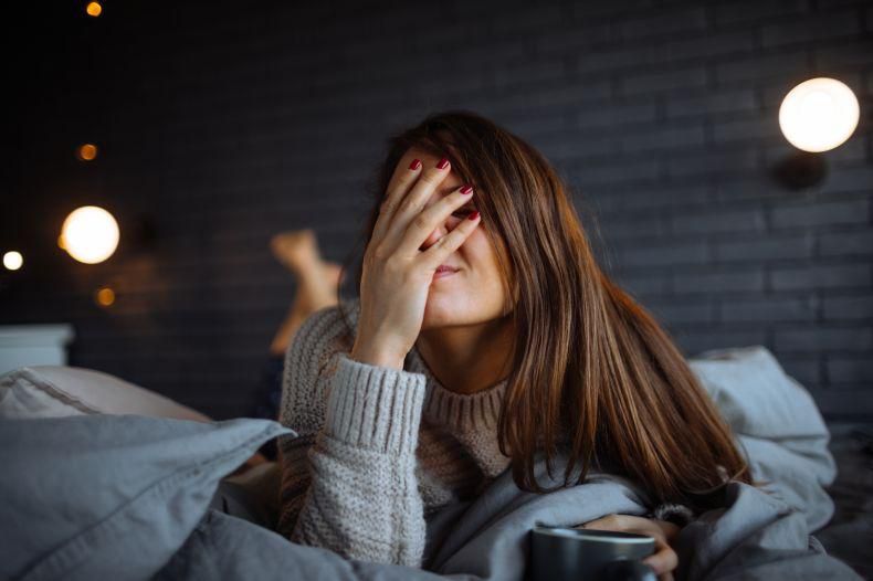 Lorsqu’on craint de ne pas parvenir à s’endormir, on tend à se focaliser sur la routine du soir: le yoga, la tisane, le roman feuilleté au lit… or, d’après les spécialistes, c’est à notre journée tout entière, et surtout au stress accumulé, qu’il faut réfléchir.