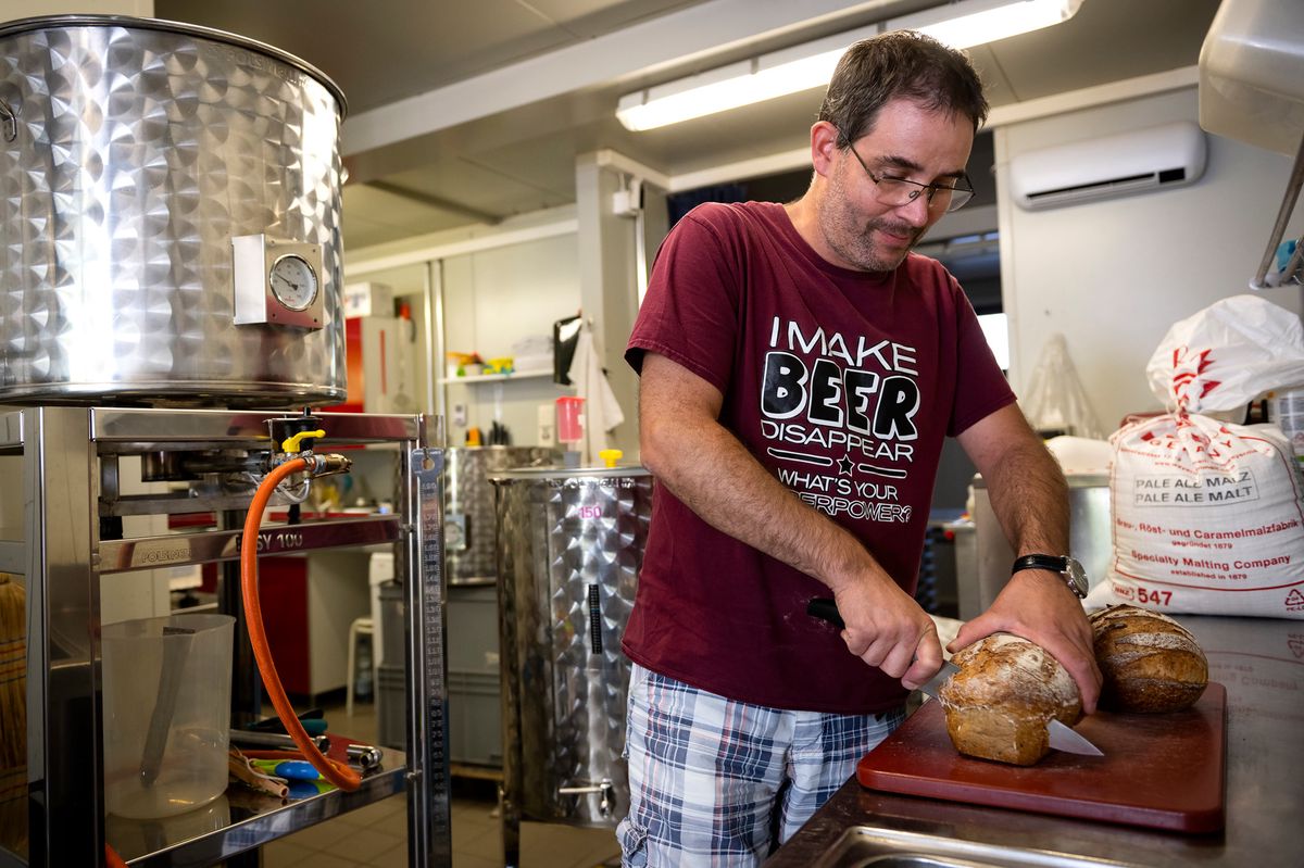08.09.2023; Noville; Les brasseries proposent de plus en plus de biere au pain issus des invendus de boulangerie. C est le cas a la Brasserie de la pecherie a Noville. Christophe Liechti patron de la Brasserie prepare les miches de pain sec pour son brassin au pain
Photo Jean-Guy Python


