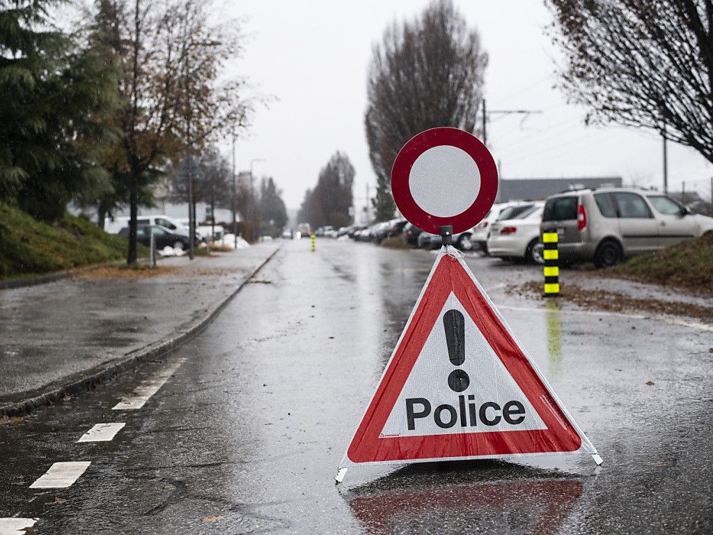 La police a bouclé le périmètre autour du cycle d'orientation à Sierre où une nouvelle alerte à la bombe a été déclenchée (image d'illustration).