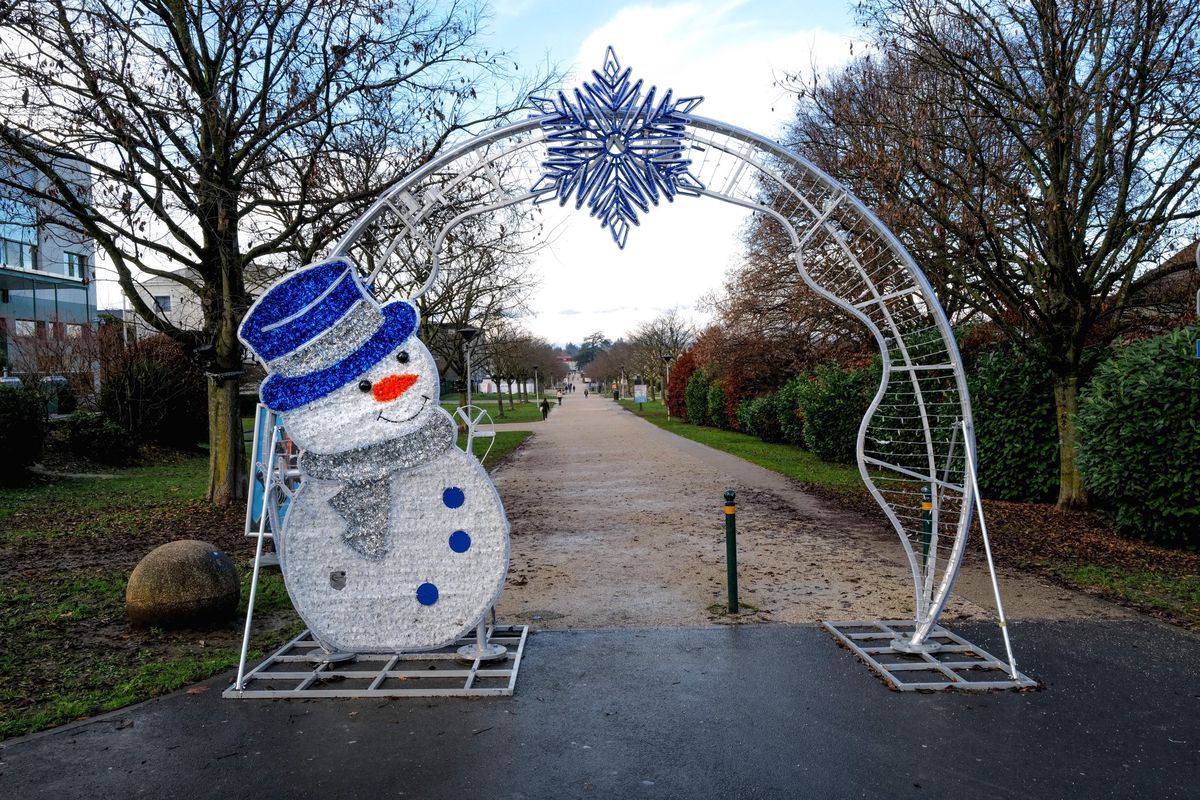 Genève, le 21 décembre. Décorations de Noël à Plan-les-Ouates. Du figuratif taillé dans une structure en tubulaire.