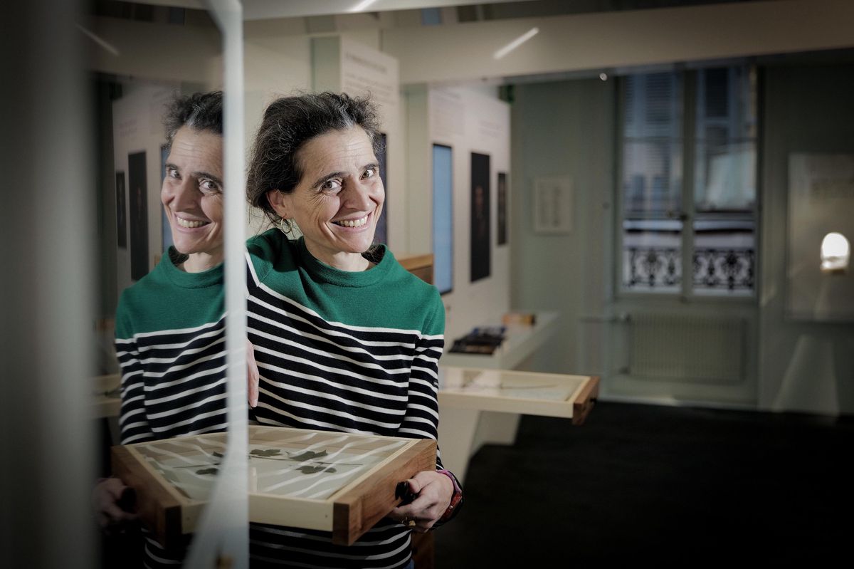 La directrice de la Maison Rousseau et Littérature Donatella Bernardi adore montrer l’herbier de Jean-Jacques.