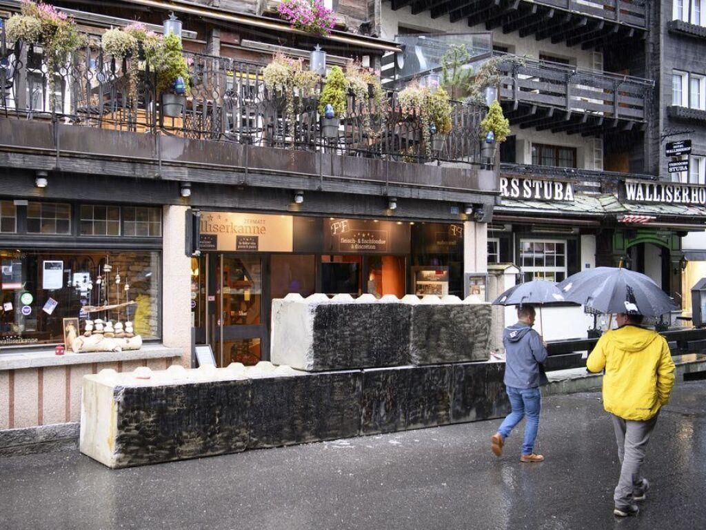 L’établissement situé à Zermatt (VS) avait été fermé fin octobre sur décision du Conseil d’État, mais malgré la pose de blocs de béton par la police devant l’établissement, les exploitants avaient continué à servir les clients (archives).