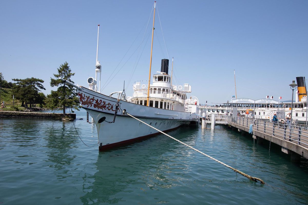 Le bateau l’«Italie» (à g.) est en rade au Bouveret depuis le 7 juillet. Il reçoit parfois la visite de la «Suisse».