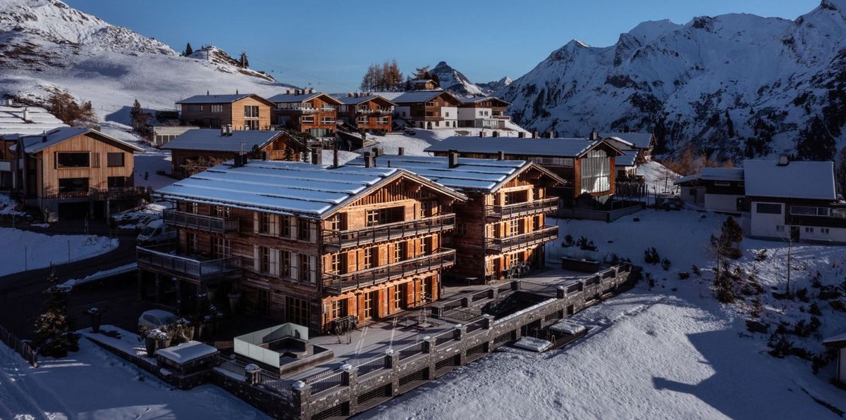 Die Gäste in Benkos Luxusalphütte