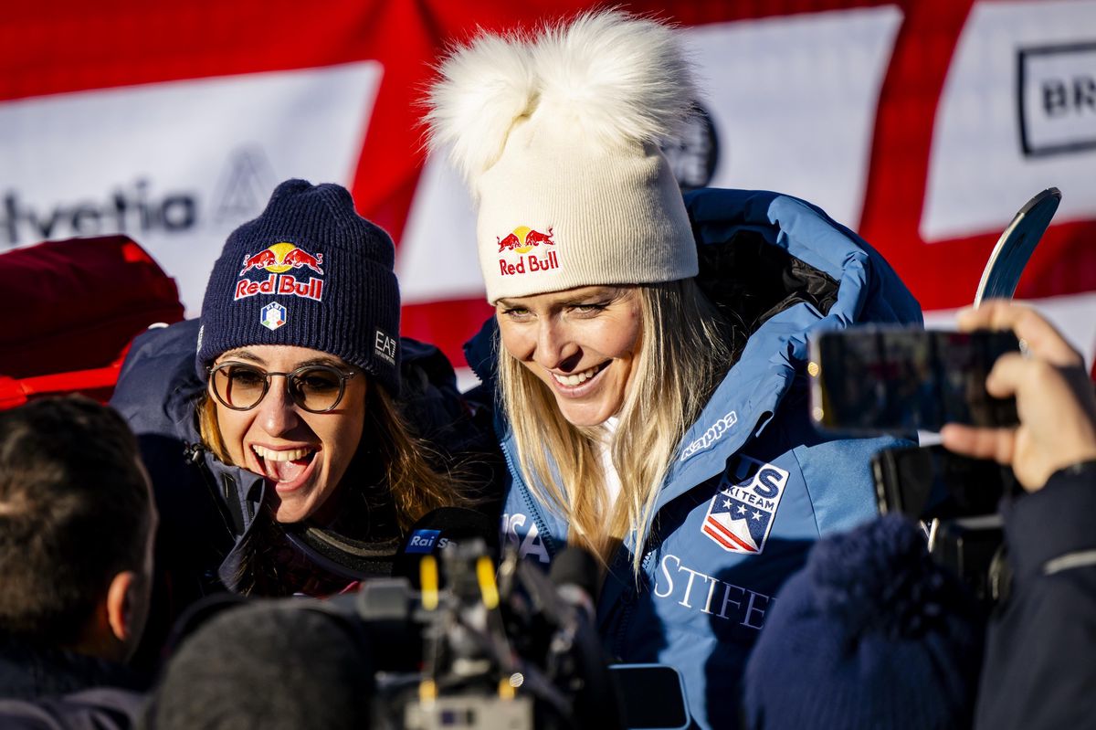 Sofia Goggia d’Italie et Lindsey Vonn des États-Unis interviewées après la course de Super-G à Saint-Moritz.