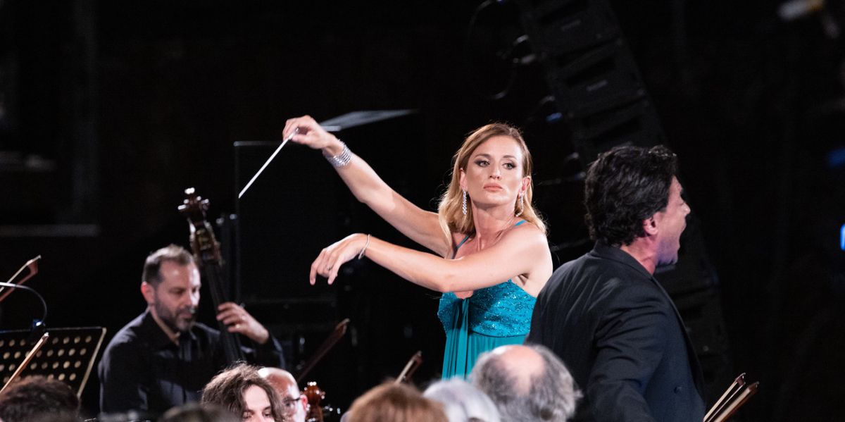 Venedig: Beatrice Venezi ist unbekannt als Dirigentin, dafür mit Giorgia ...