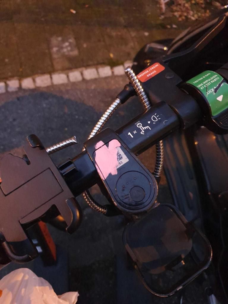 «Ich benutze sie fast täglich. Dass sie böswillig beschädigt werden, habe ich heute das erste Mal gesehen», sagt die 20 Minuten-Leserin. «Ich benutze sie fast täglich. Dass sie böswillig beschädigt werden, habe ich heute das erste Mal gesehen», sagt die 20 Minuten-Leserin.