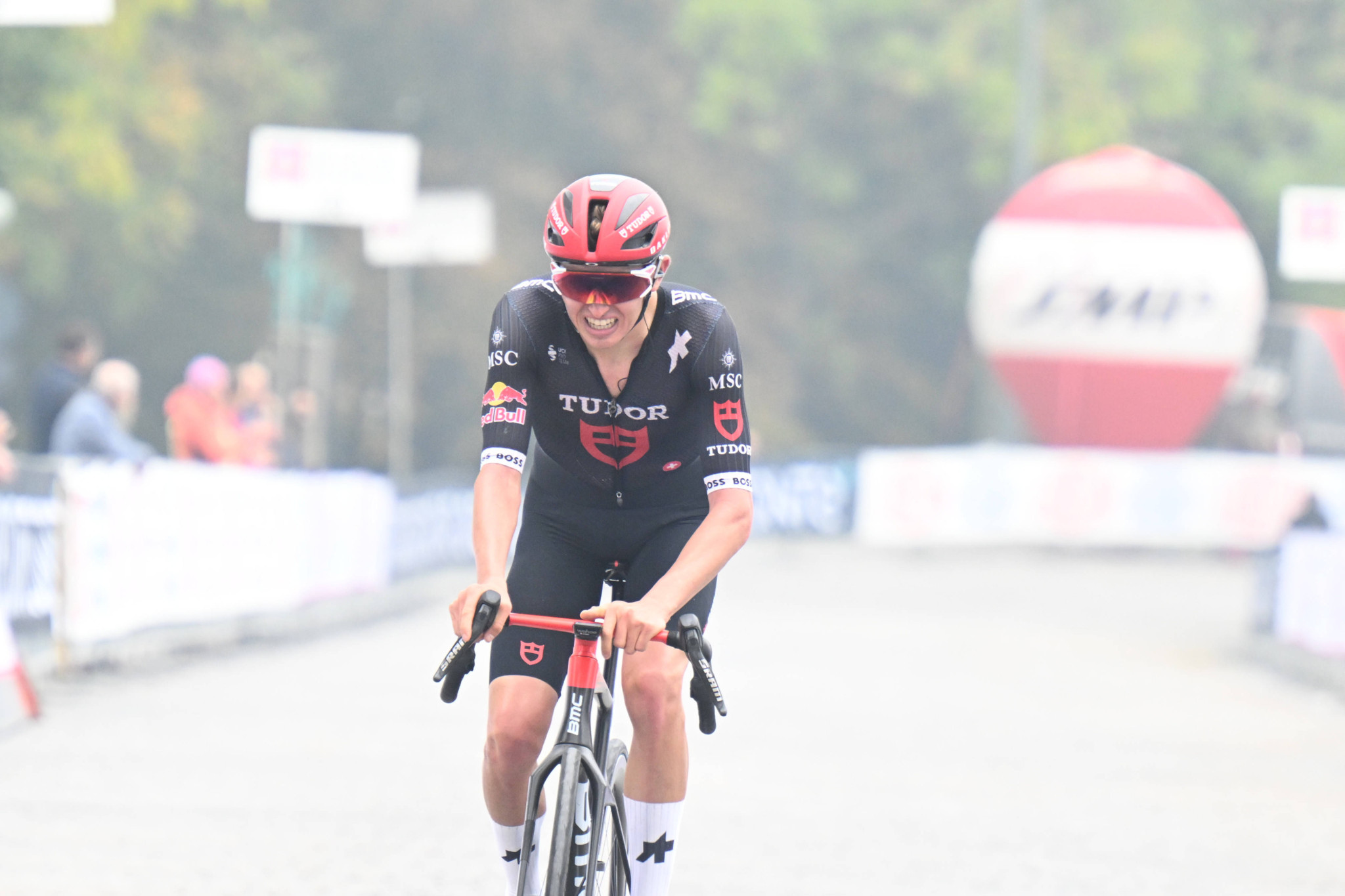 Zwischenfall beim Giro: Tudor-Radprofi knallt in Heckscheibe von UAE-Auto