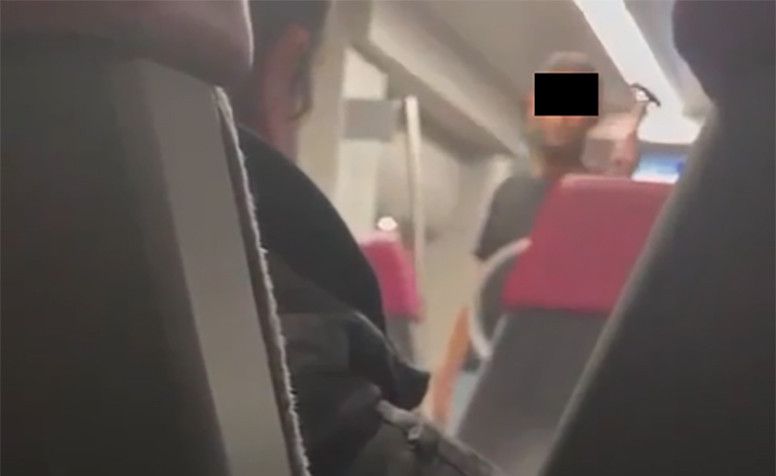 Une capture d'écran d'une vidéo filmée par l'une des victimes du preneur d'otage du train Yverdon-Sainte-Croix montre l'assaillant maniant une arme.