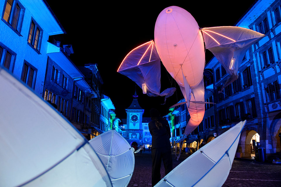 Ein Lichtgeschöpf schwebt durch die Altstadt.