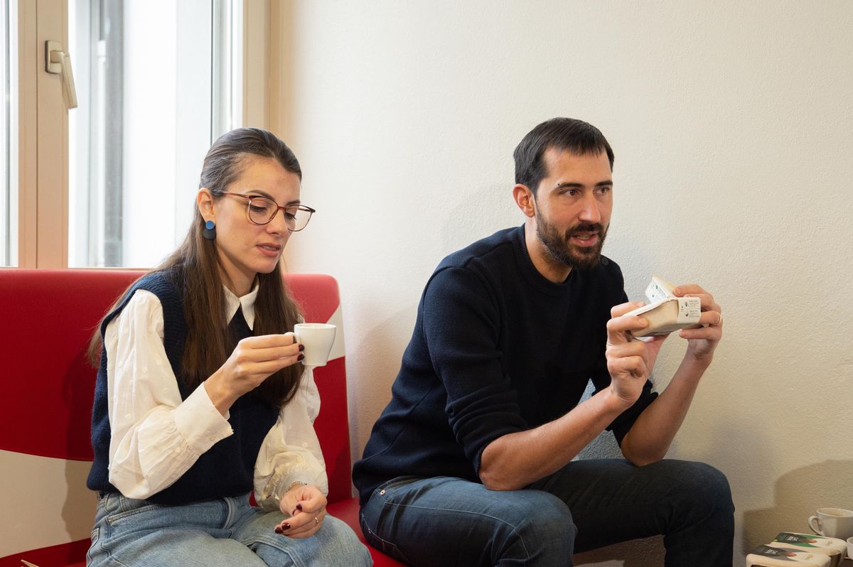 Suyan Karpat et Guillaume Chabry dégustent quatre types de capsules CoffeeB avec une machine Migros adaptée (coûtant 169 fr.)