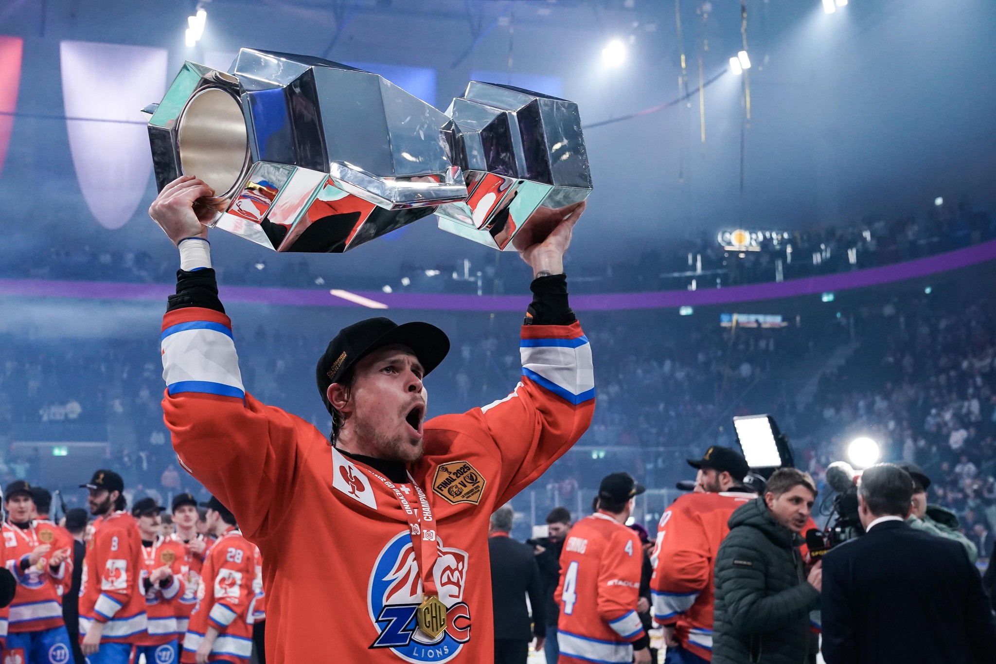 Mikko Lehtonen von den ZSC Lions hält die Trophäe und feiert den Sieg nach dem Champions Hockey League Finale 2025 in der Swiss Life Arena in Zürich.