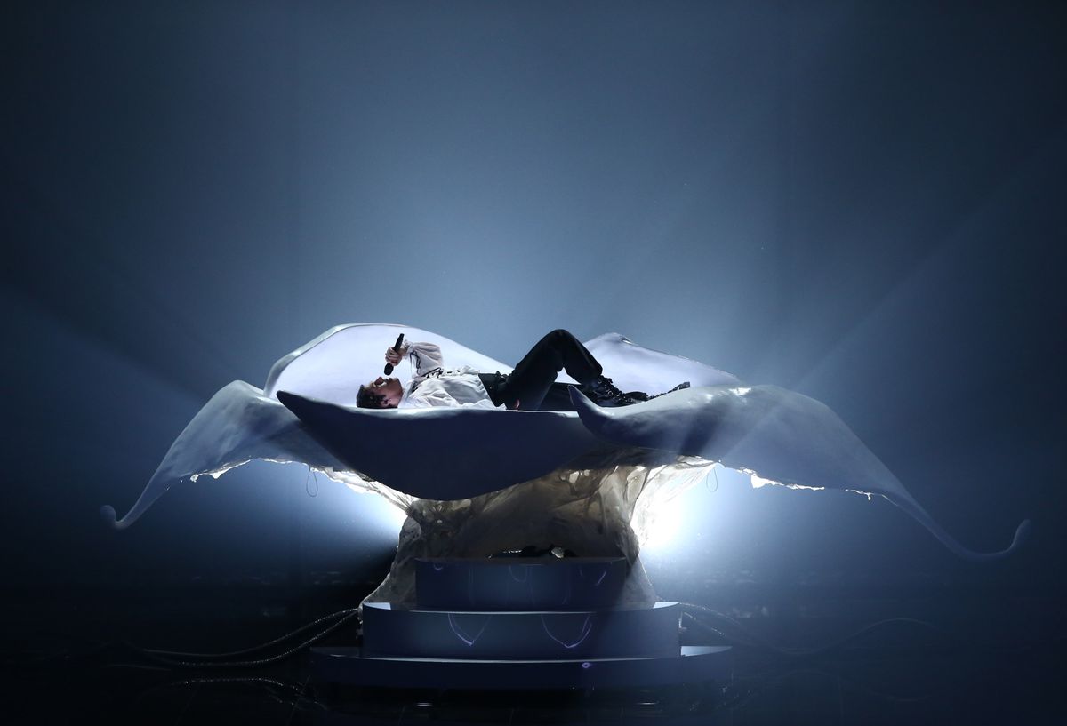 Loreen, die Gewinnerin des 67. Eurovision Song Contests, tritt bei der Siegerehrung in der M&S Bank Arena in Liverpool auf. Die Bühne ist mit goldenen Lichtern und Konfettis geschmückt. Im Hintergrund ist das Eurovision-Logo sichtbar.