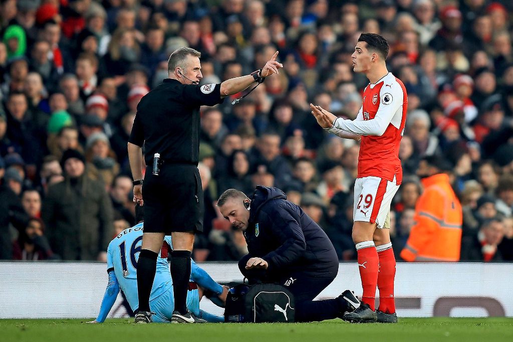 Egaré entre ombre et lumière, Granit Xhaka va devoir choisir