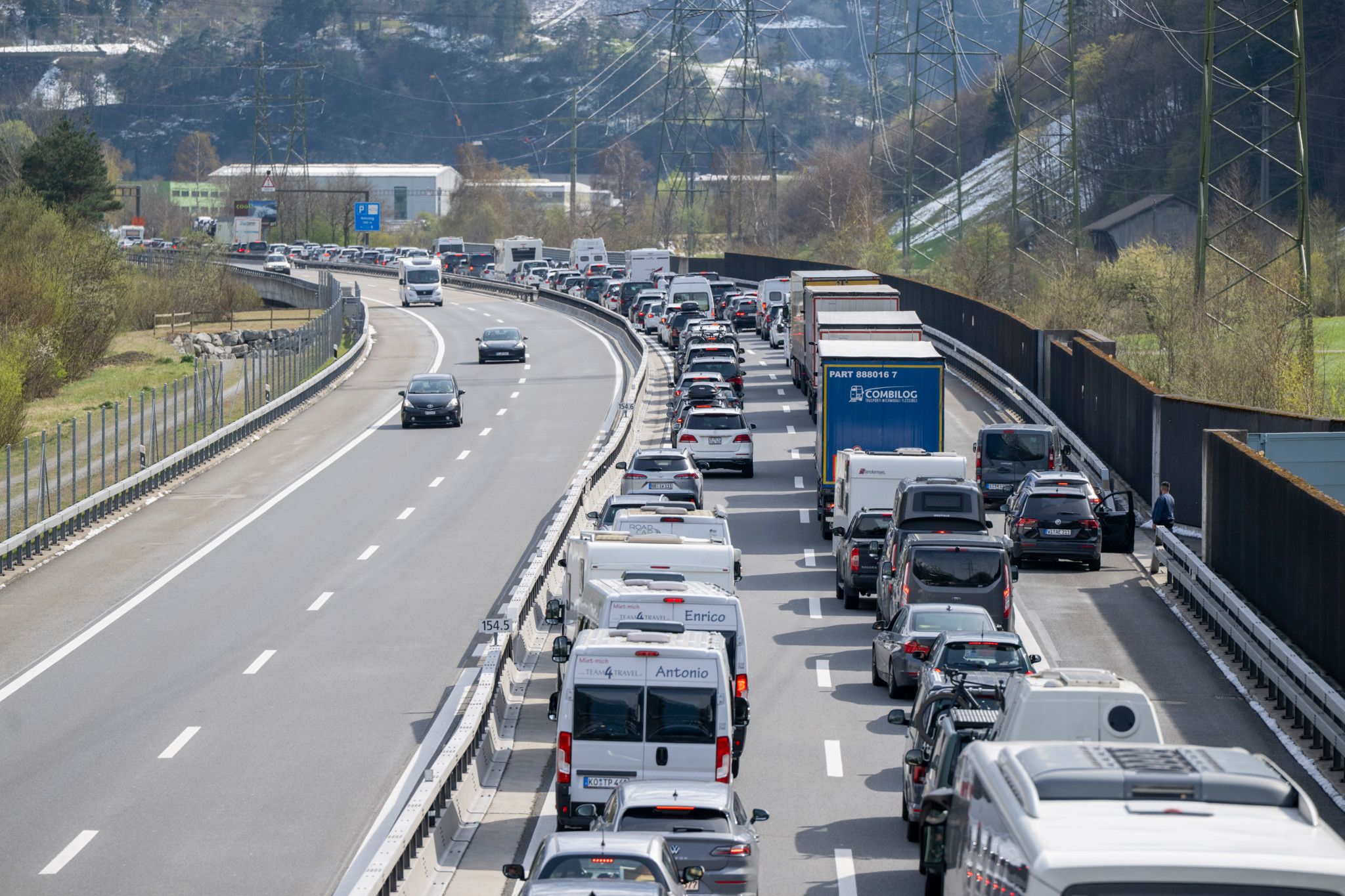 Pfingstverkehr auf Nord-Süd-Achse: Autos stauen sich vor dem Gotthard-Tunnel auf 16 Kilometern Länge